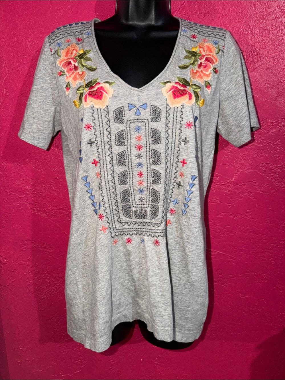 Johnny Was Boho hippie. Embroidered Floral V-Neck Tshirt. Sz M. Soft Cotton